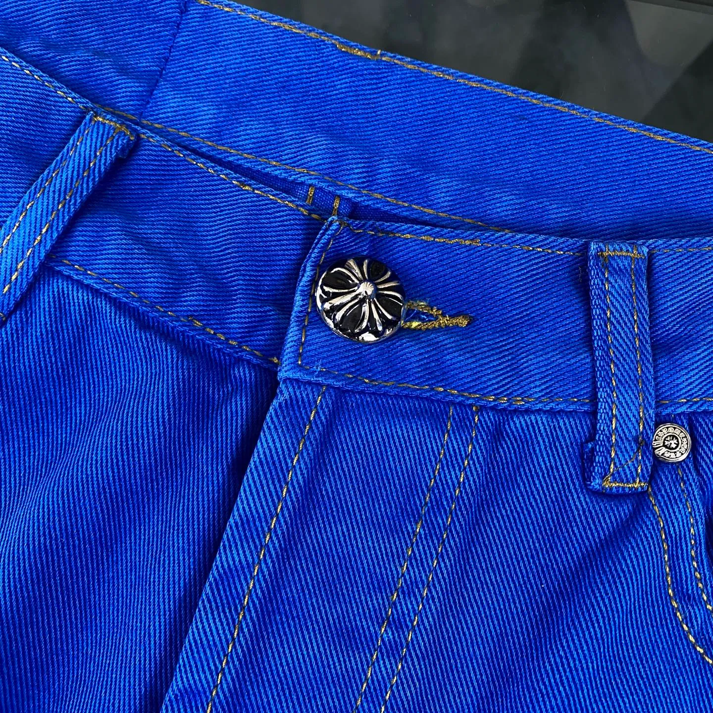 P250 CH Chromehearts 2025 New London Limited Double Blue Cross Patch Leather Jeans Jeans Top ceiling quality Styles with different washed textures are very friendly to people with thin legs and thick legs. The straight and loose version is very flattering to the leg shape. Moderate length that never goes out of style, easy to match with casually, basic styling for various styles, a must-have in the wardrobe! The fabric is stiff but also makes the upper body soft without losing texture. The washing process is even more perfect. It is a must-have item for everyone! ! ! Washed wheat, hang tag, pants label, three labels complete Color: blue Size: 28, 30, 32, 34